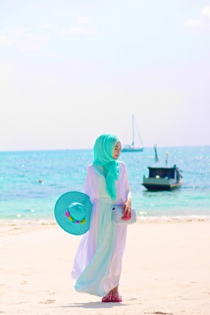 Gaya Foto Model Hijab Di Pantai